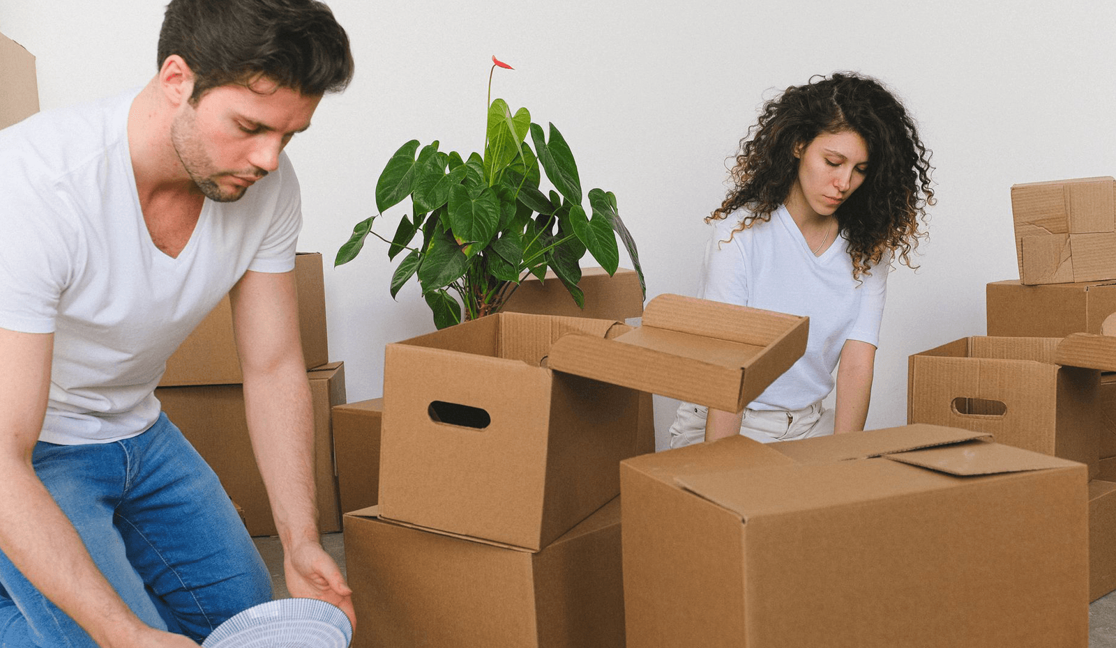Professional household relocation with packed belongings and moving support